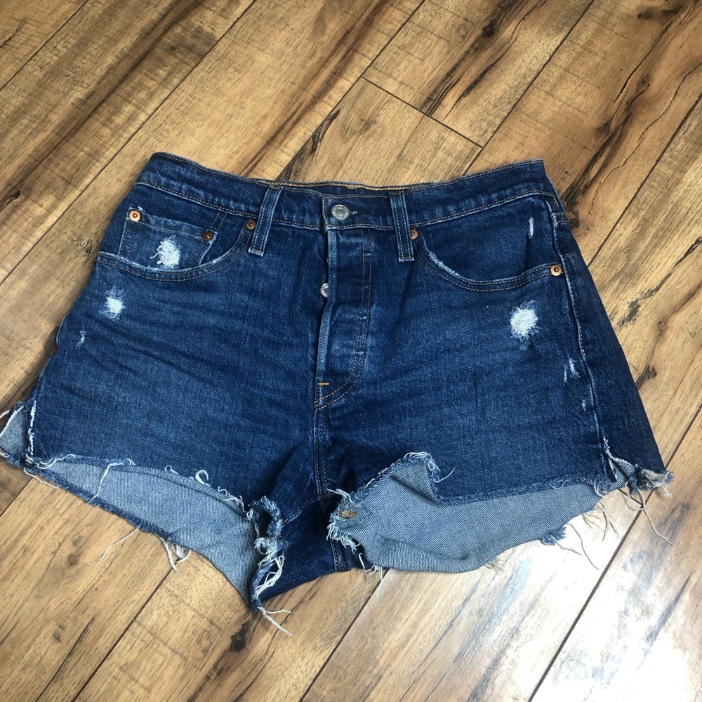 LEVIS 501 raw hem slightly distressed high rise shorts SZ 27. F14